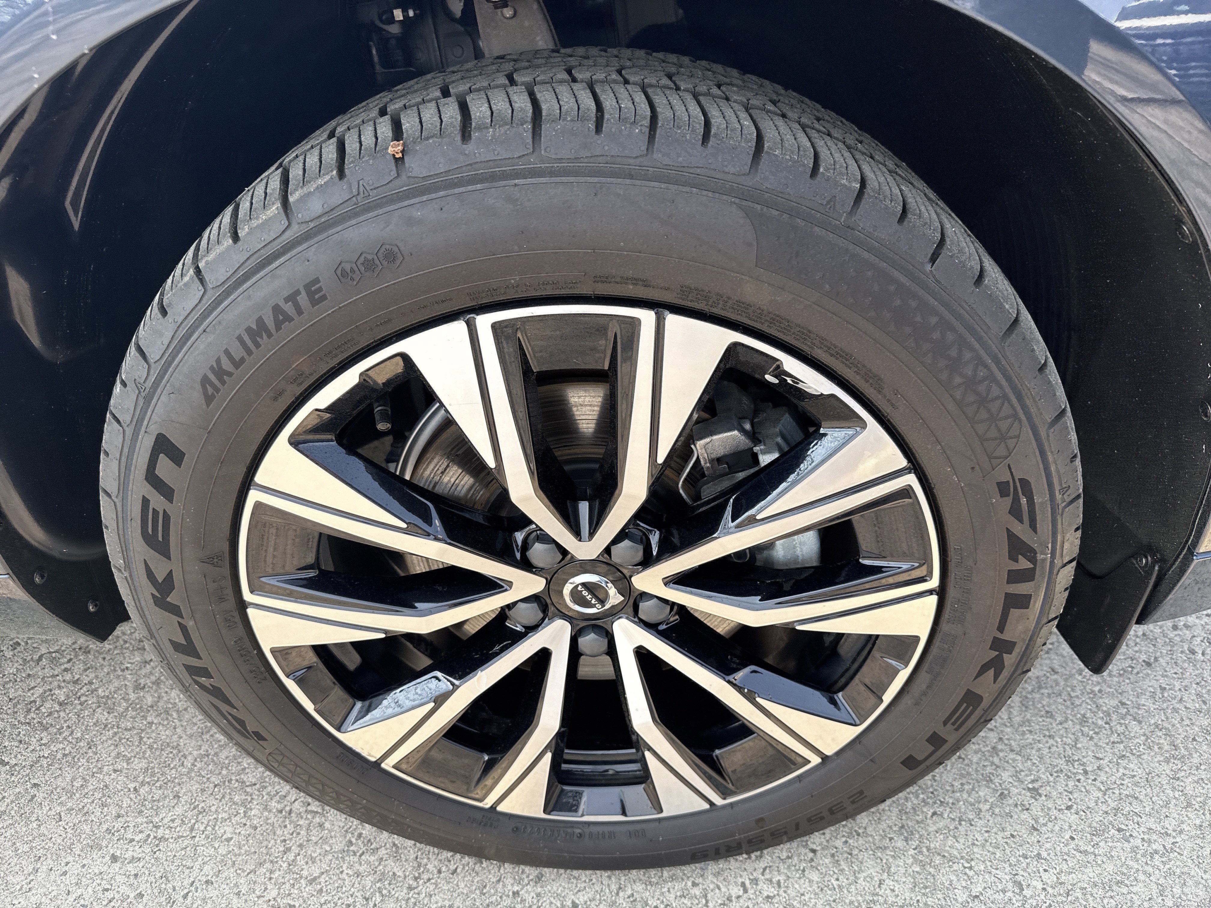 Used 2024 Volvo XC60 B5 Plus AWD/4WD image 12