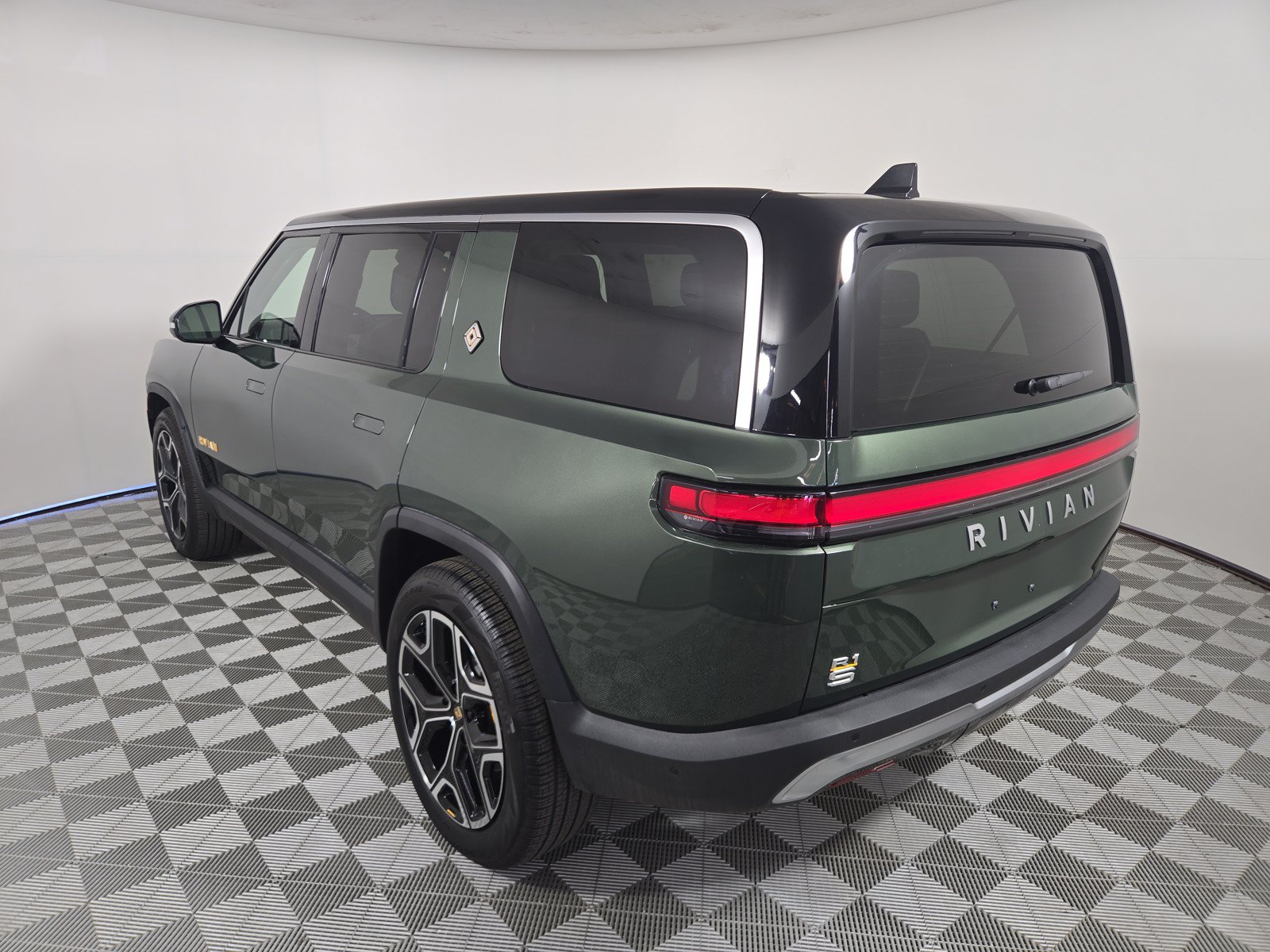 Used 2023 Rivian R1S Adventure AWD/4WD image 3