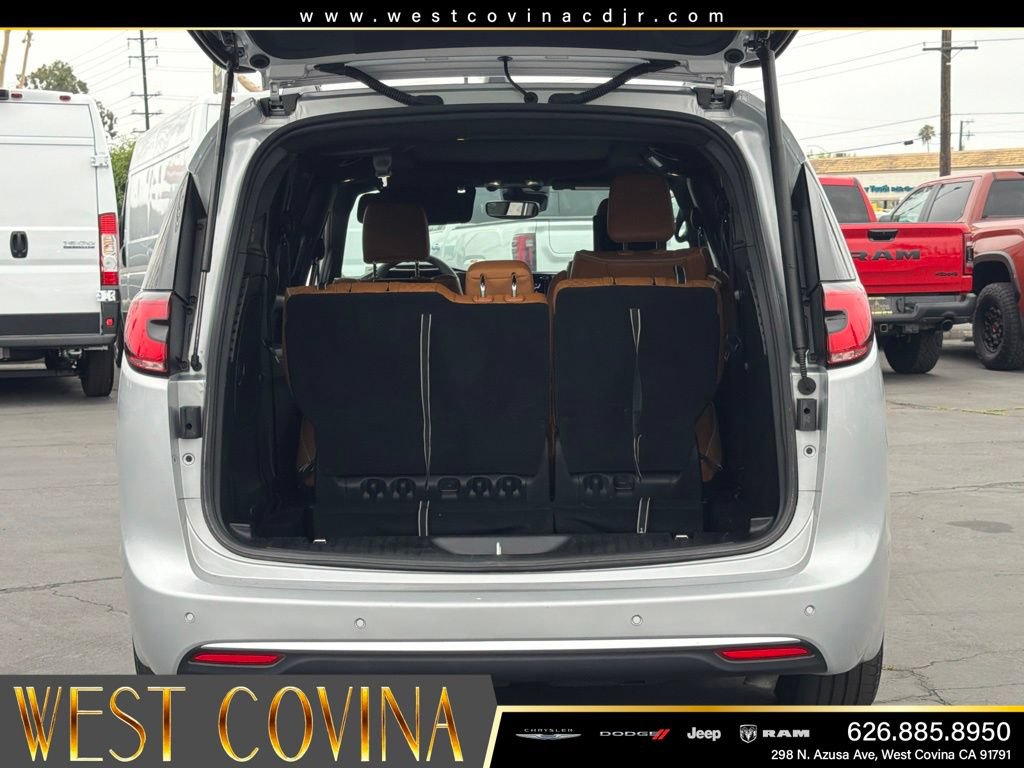 Used 2023 Chrysler Pacifica Pinnacle FWD image 16
