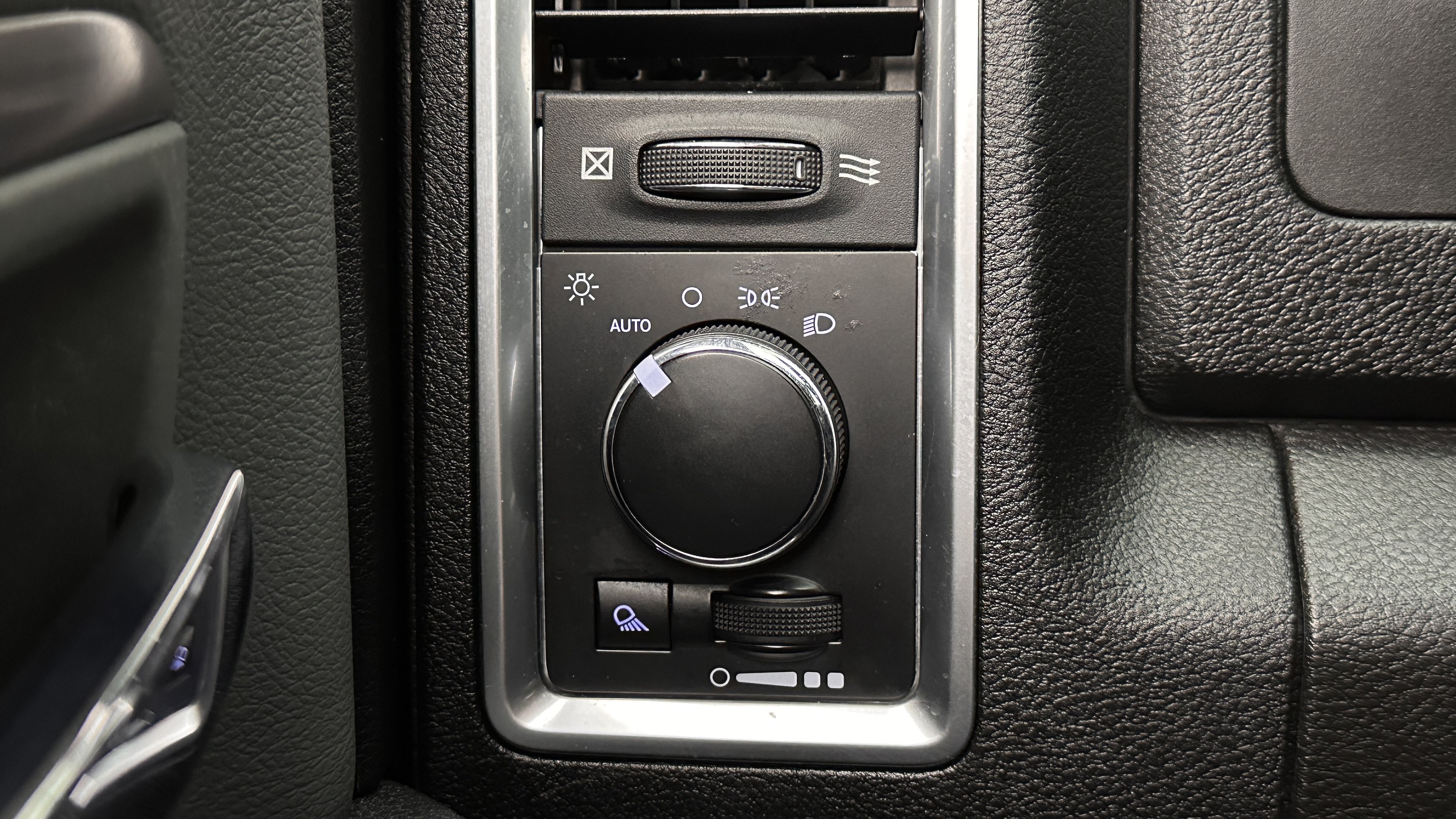 Used 2021 RAM 1500 Classic SLT RWD image 19