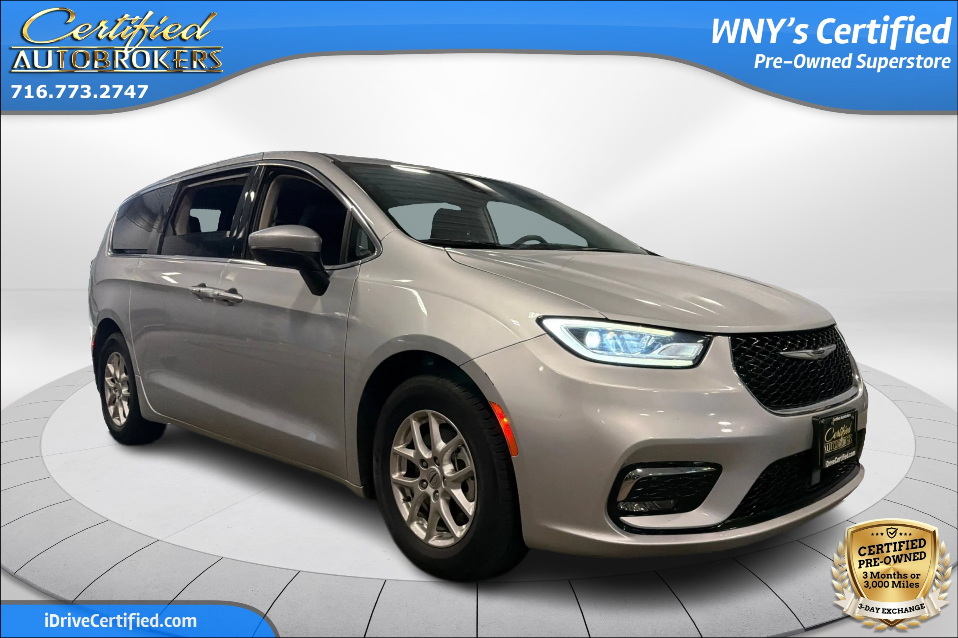 Used 2023 Chrysler Pacifica Touring-L FWD image 3