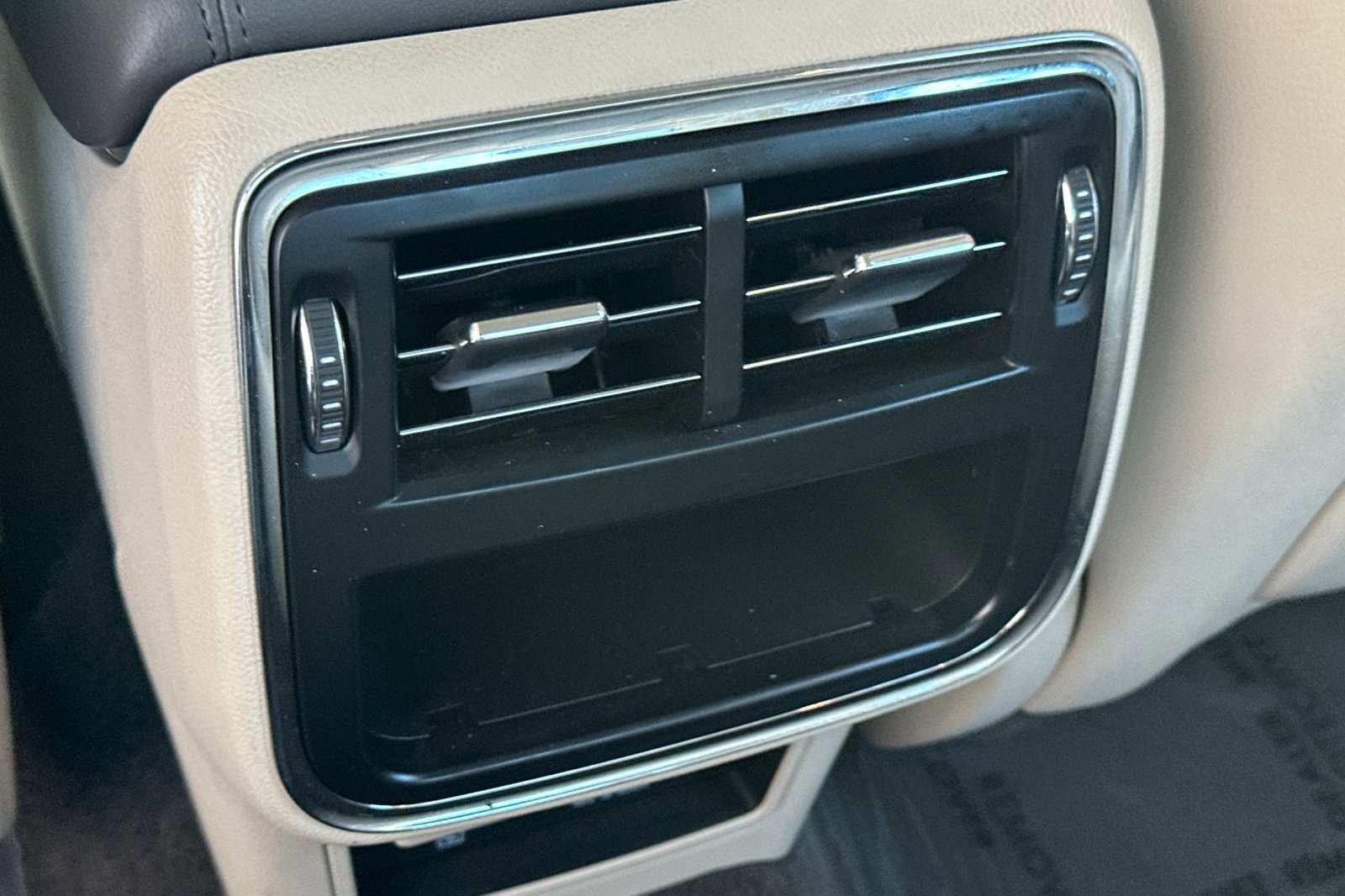 Used 2017 Lincoln Continental Select image 42