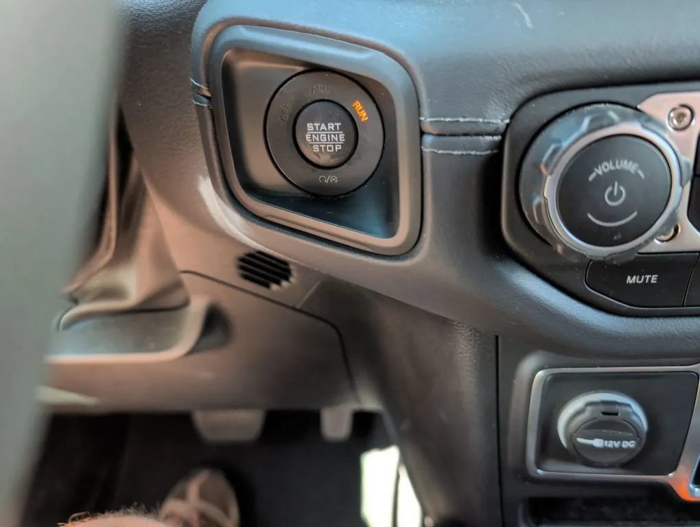 Used 2024 Jeep Wrangler Unlimited Sahara w/ Safety Group AWD/4WD image 31
