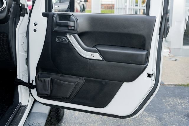 Used 2016 Jeep Wrangler Unlimited Sahara w/ Connectivity Group image 31