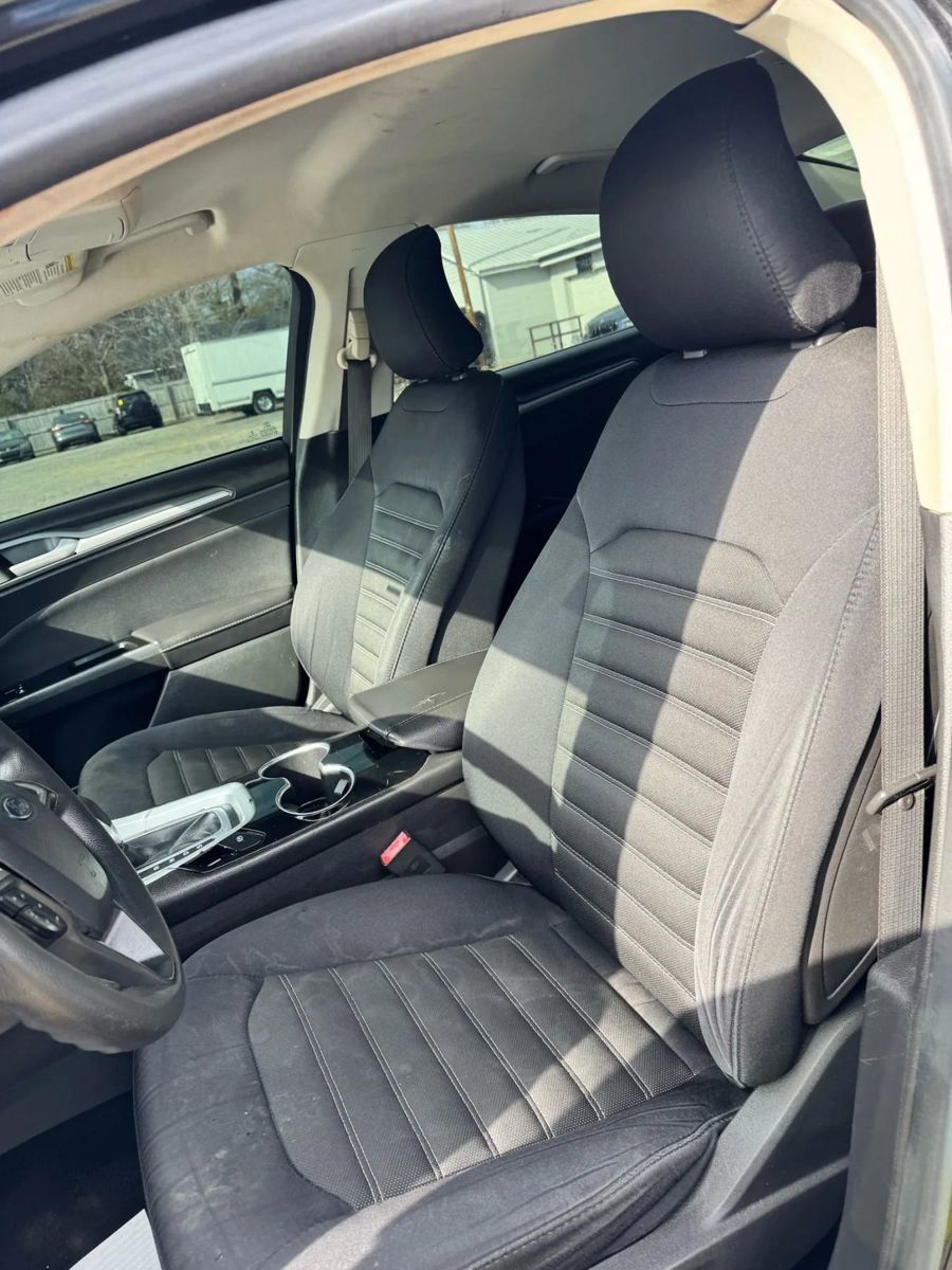 Used 2015 Ford Fusion SE FWD image 12