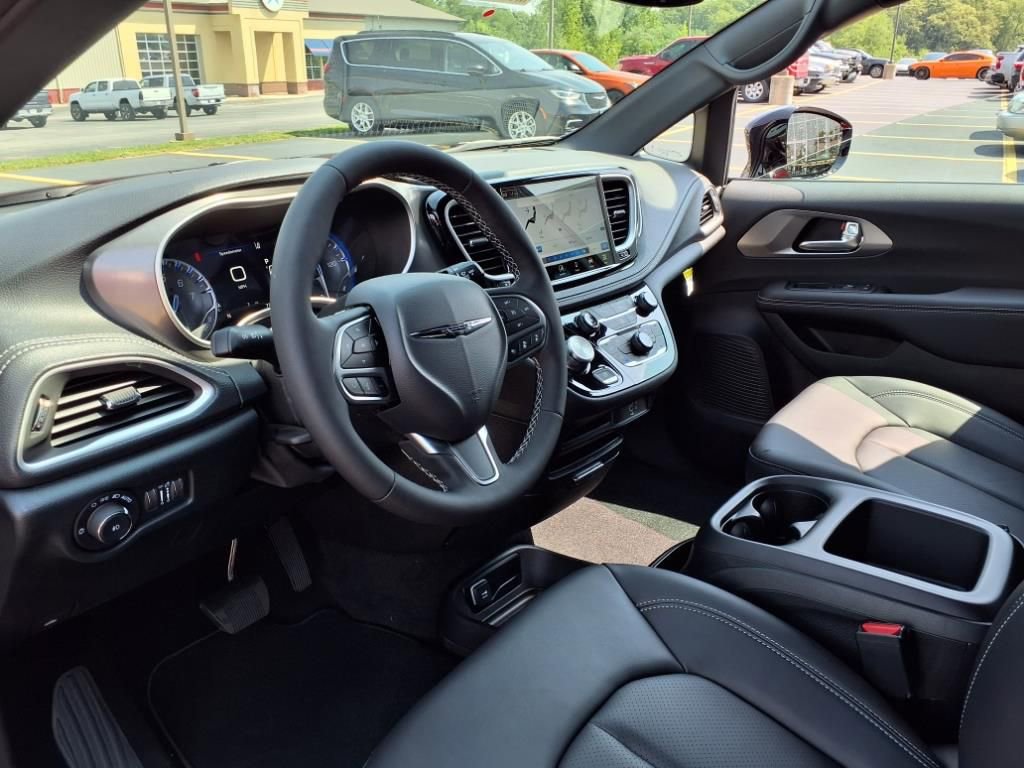 New 2026 Chrysler Pacifica Select image 13