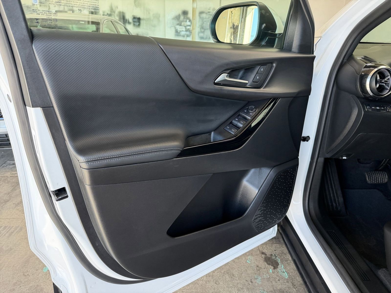 Used 2025 Chevrolet Equinox LT image 20