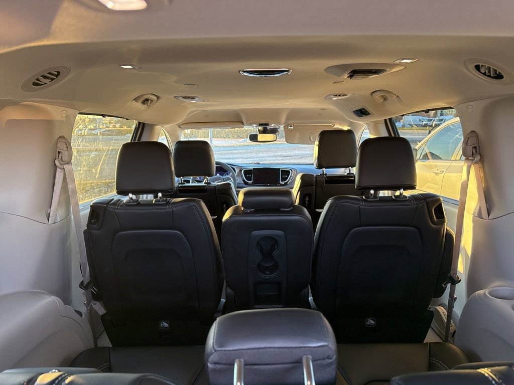 Used 2024 Chrysler Pacifica Touring-L w/ Uconnect Theater Family Group image 29