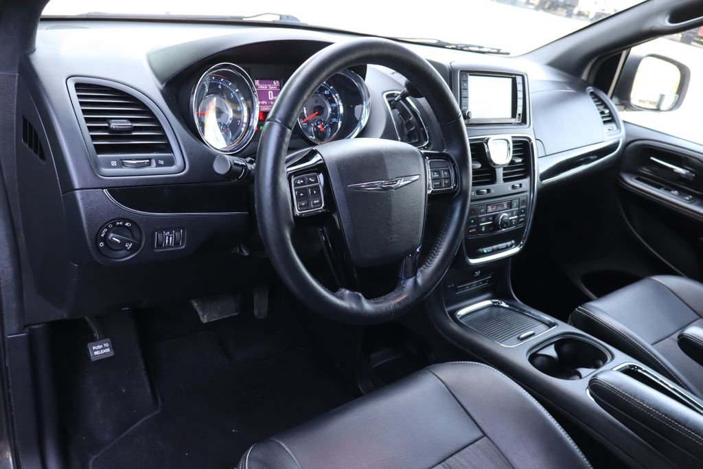 Used 2015 Chrysler Town & Country S w/ Driver Convenience Group FWD image 4
