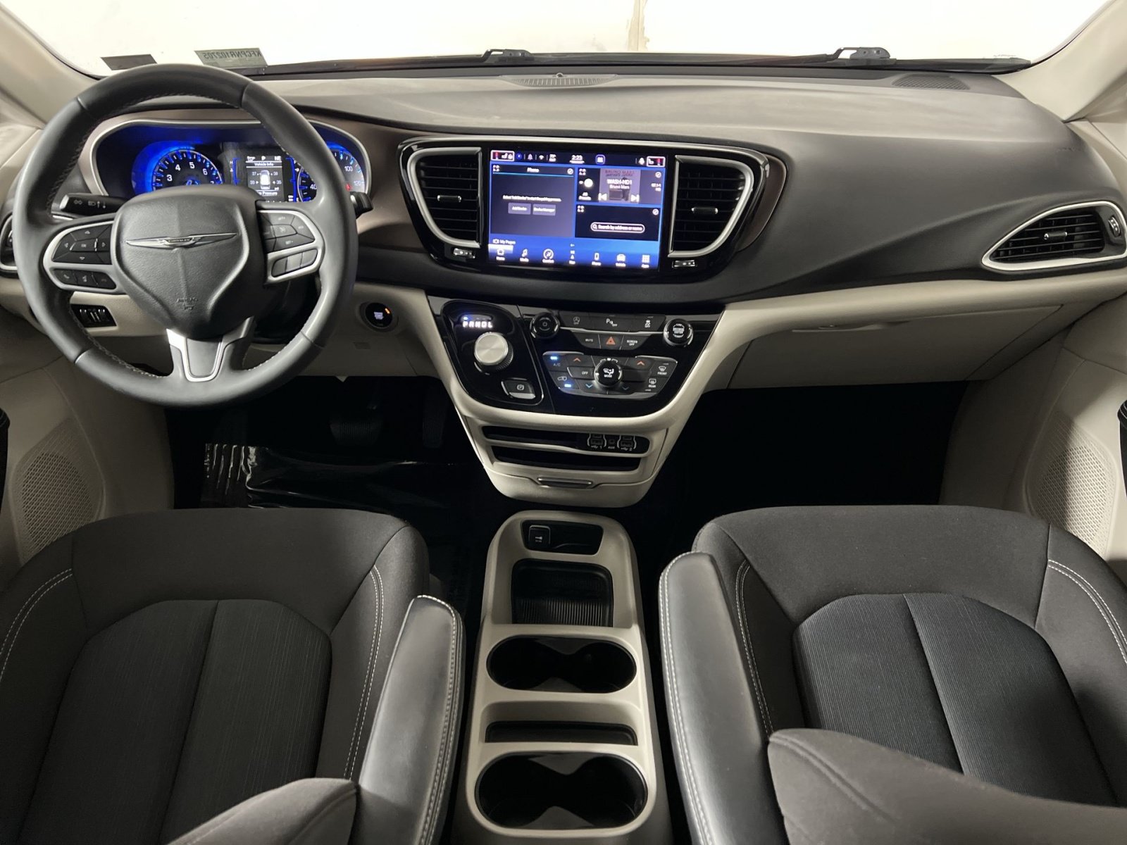 Used 2022 Chrysler Voyager LX FWD image 23