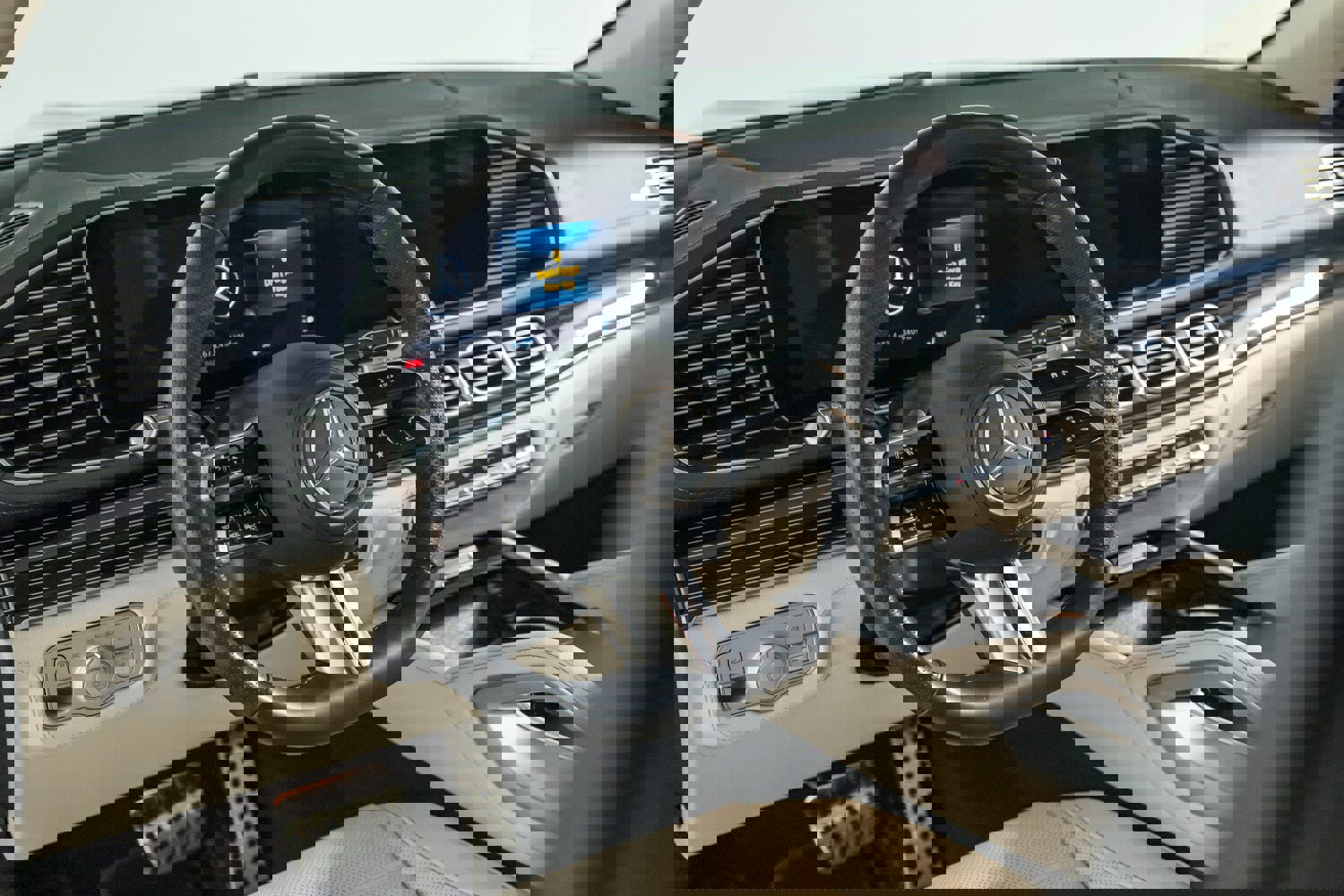 Used 2024 Mercedes-Benz GLS 580 4MATIC image 16