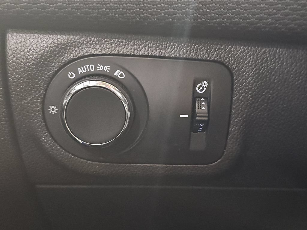 Certified 2018 Chevrolet Cruze LT w/ LT Convenience Package FWD image 29