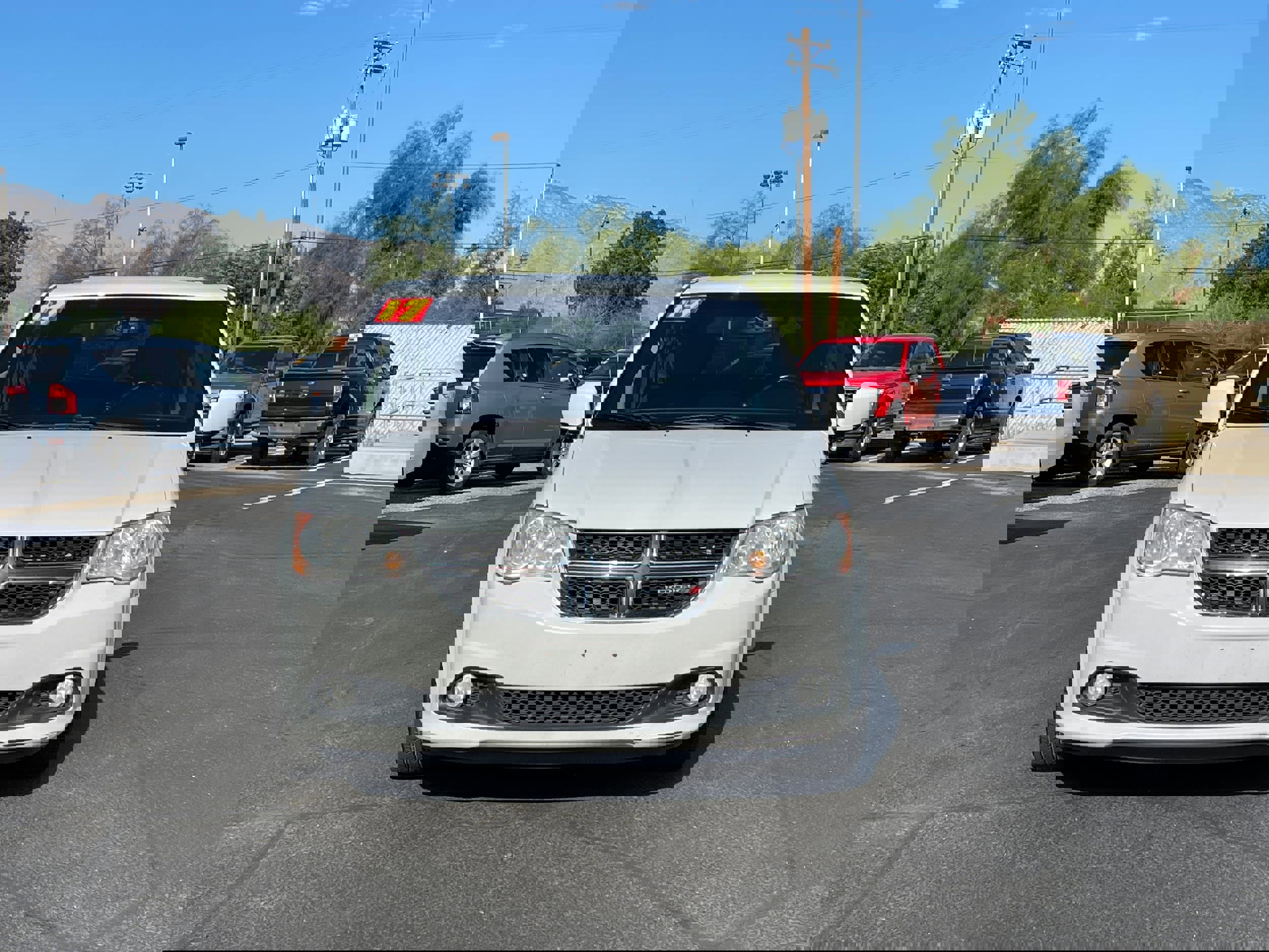 Used 2017 Dodge Grand Caravan SXT w/ Driver Convenience Group image 8