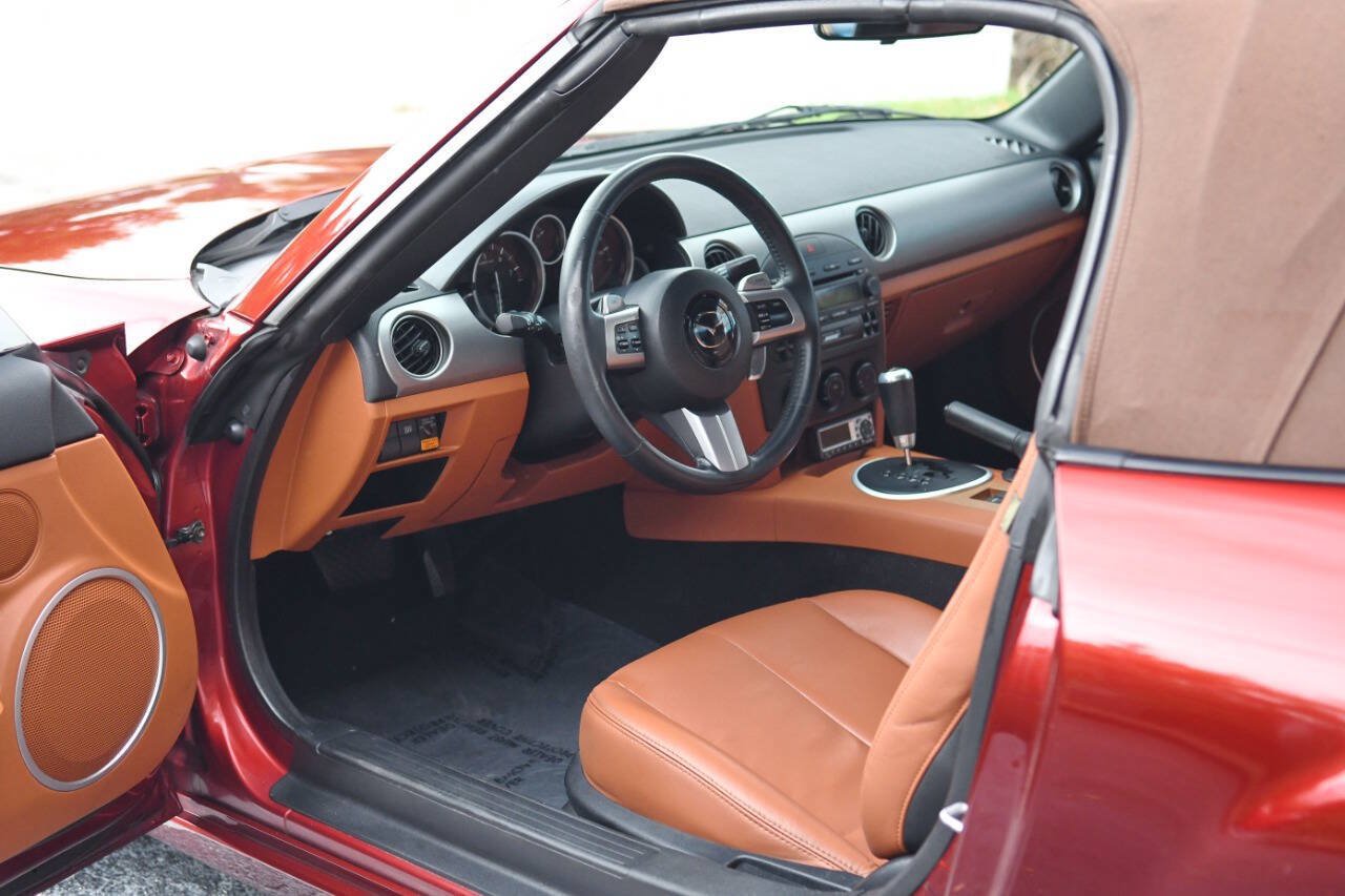 Used 2006 MAZDA MX-5 Miata Grand Touring w/ Premium Pkg RWD image 17