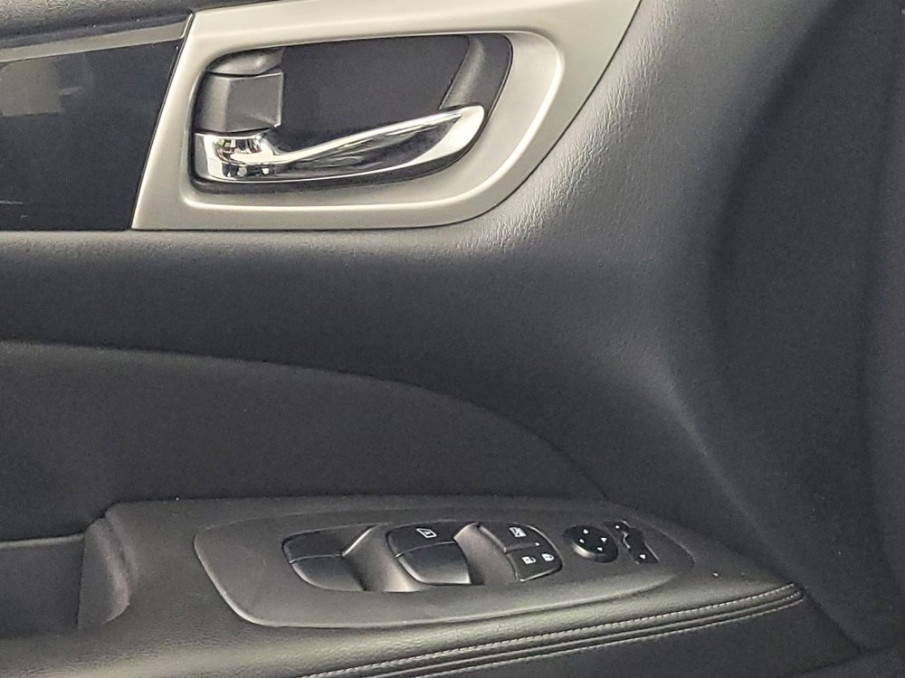 Used 2019 Nissan Pathfinder S image 27