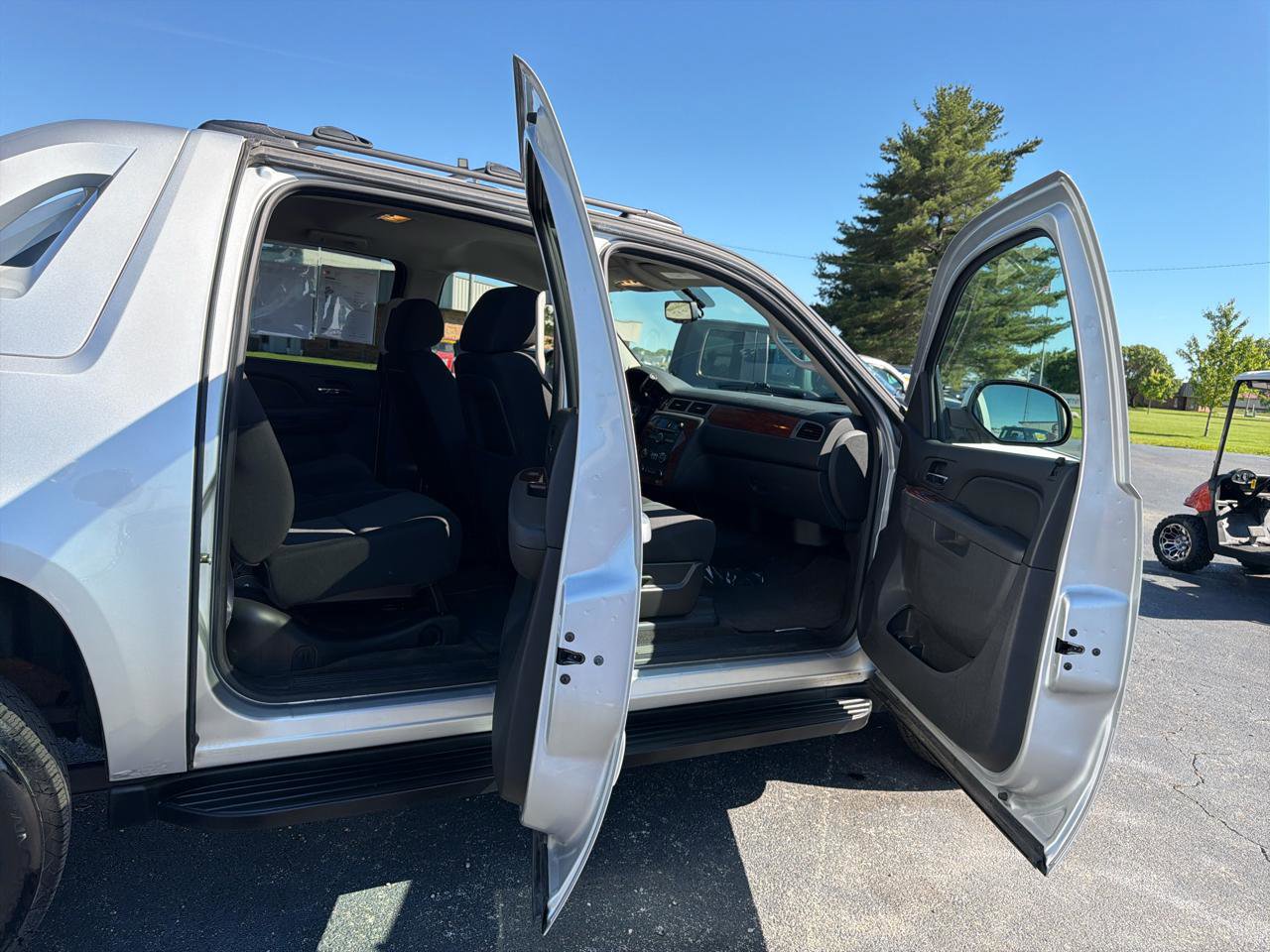 Used 2011 Chevrolet Avalanche LS w/ Convenience Package AWD/4WD image 32