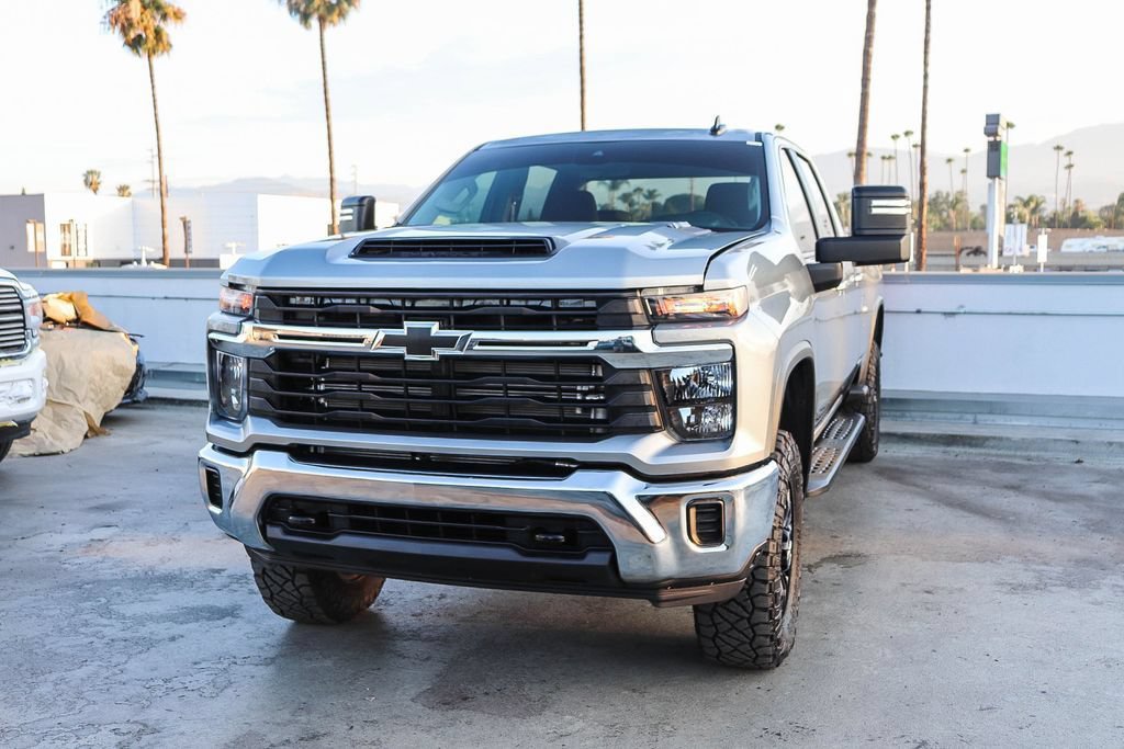 Used 2026 Chevrolet Silverado 3500 LT AWD/4WD image 4