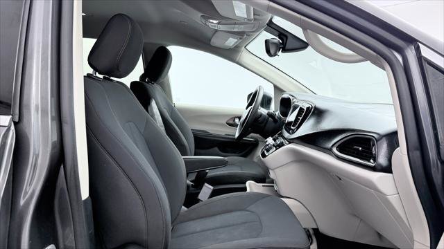 Used 2017 Chrysler Pacifica Touring image 19