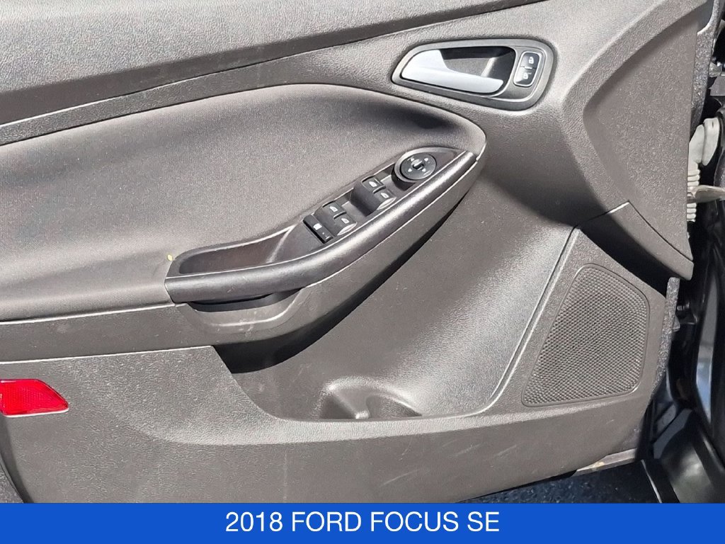 Used 2018 Ford Focus SE w/ Cold Weather Package FWD image 11