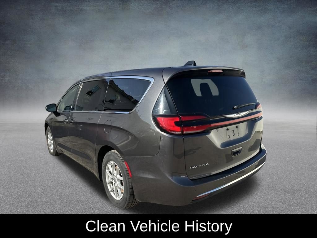 Used 2023 Chrysler Pacifica Touring-L image 3