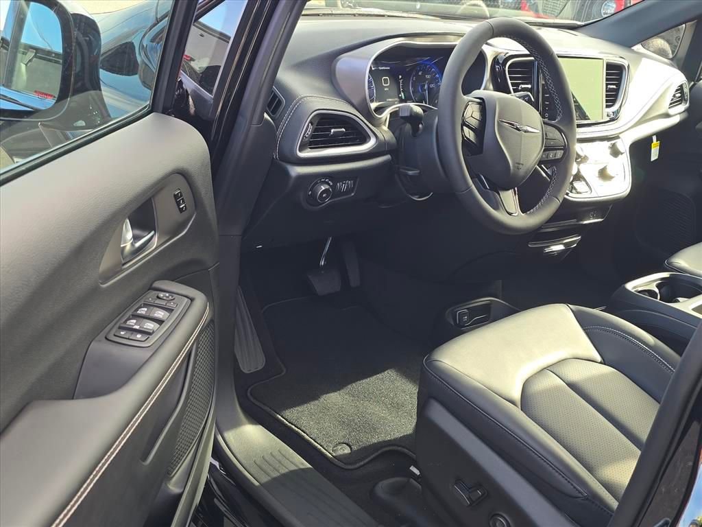New 2026 Chrysler Pacifica Select w/ S Appearance Package FWD image 4