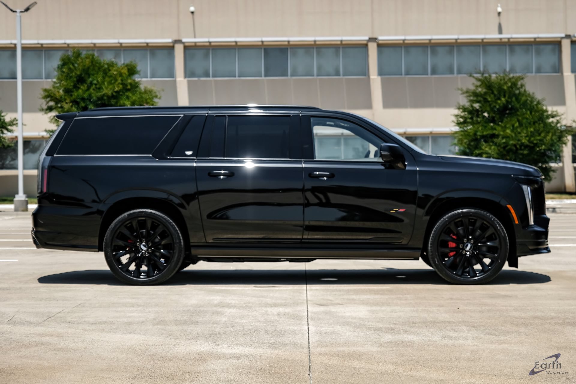 Used 2026 Cadillac Escalade ESV V w/ LPO, ONYX Package AWD/4WD image 21