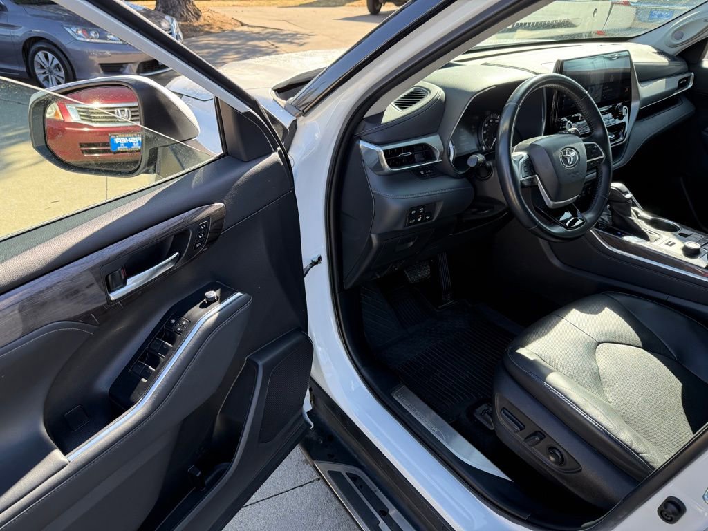 Used 2022 Toyota Highlander Platinum AWD/4WD image 11