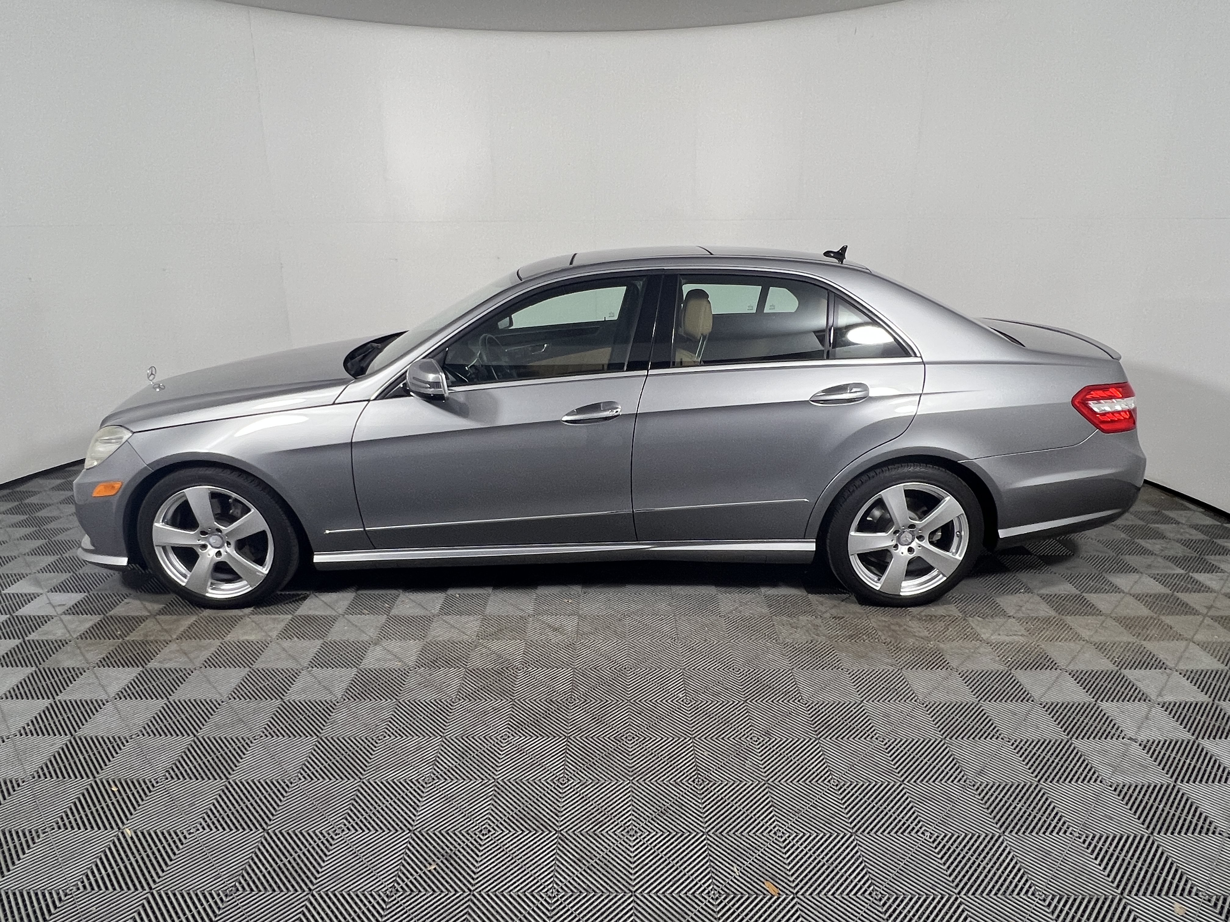 Used 2010 Mercedes-Benz E 350 Sedan image 2