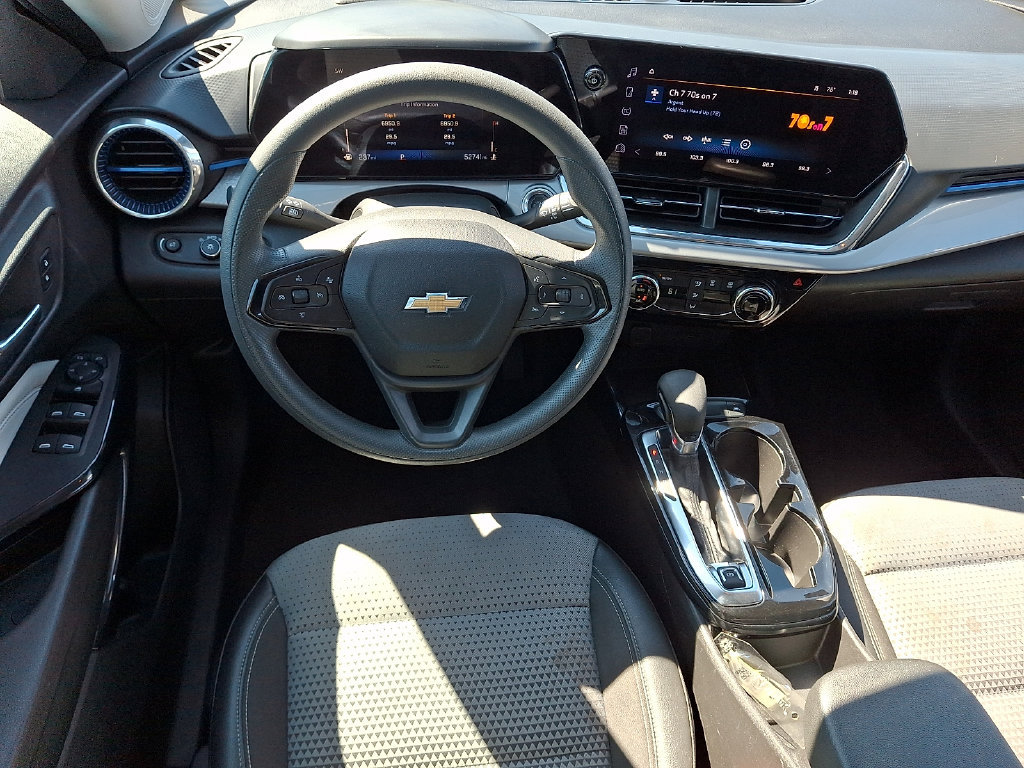 Used 2025 Chevrolet Trax LT FWD image 11