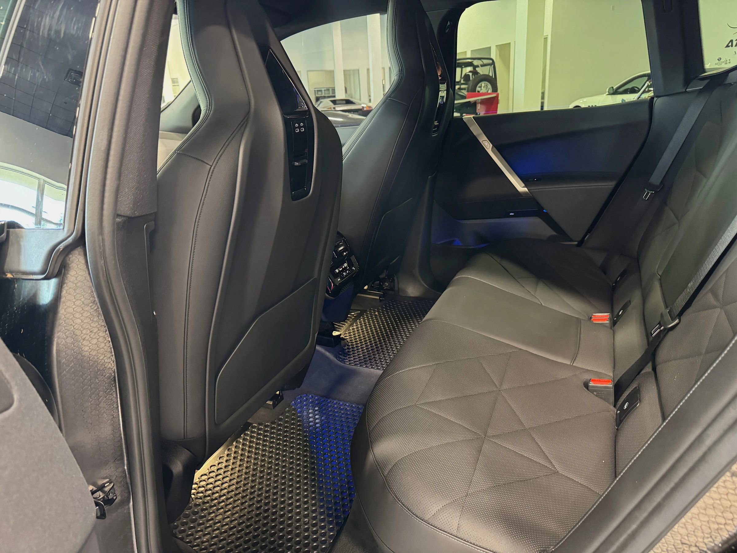 Used 2023 BMW iX xDrive50 w/ Sport Package image 12