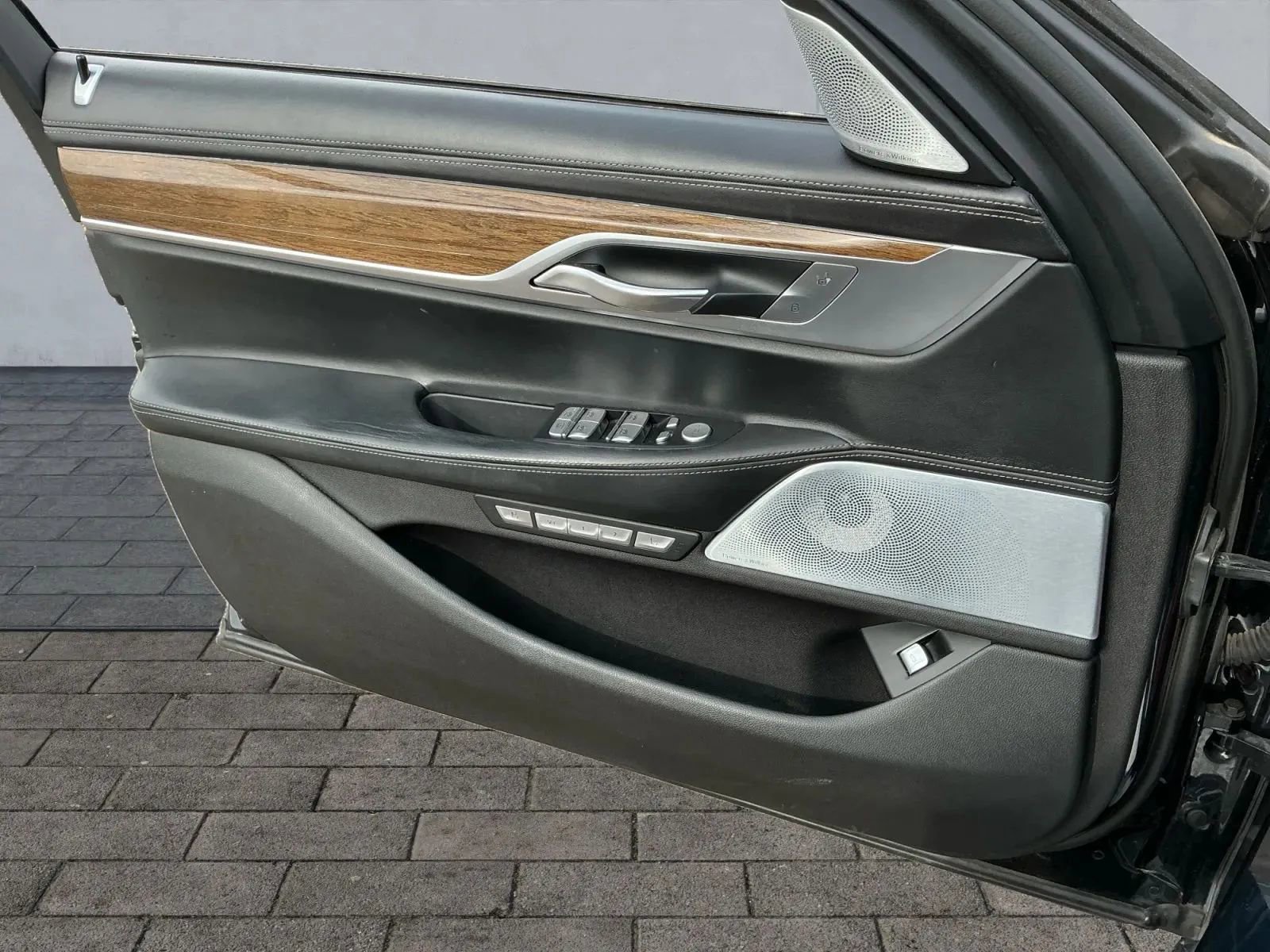 Used 2016 BMW 750i xDrive image 10