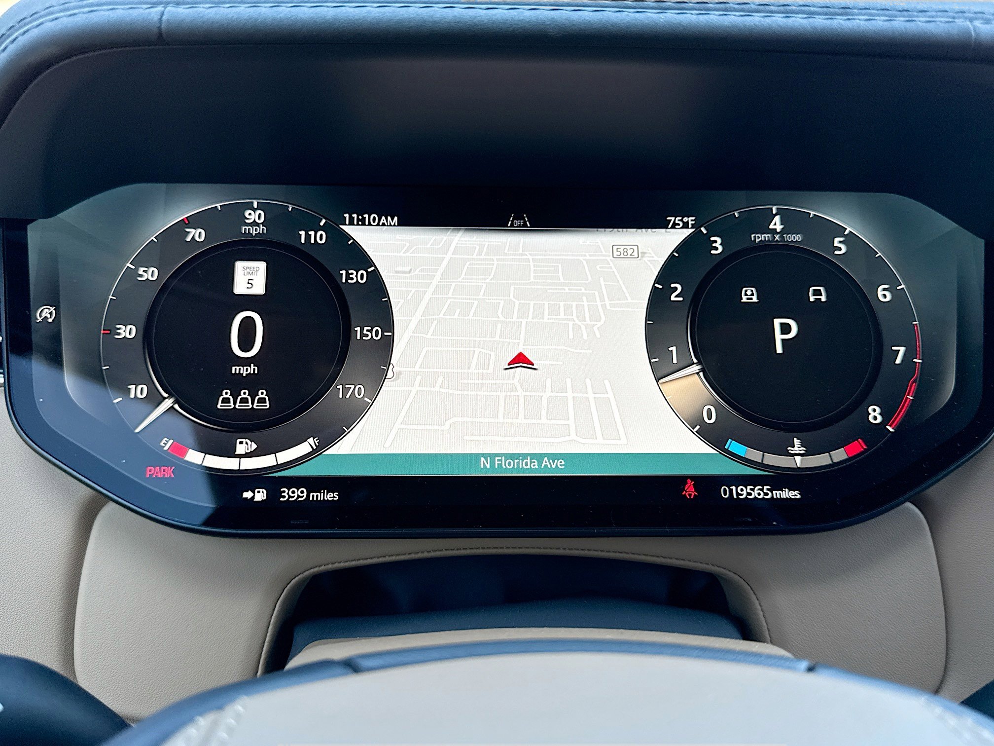 Used 2025 Land Rover Range Rover SE image 40