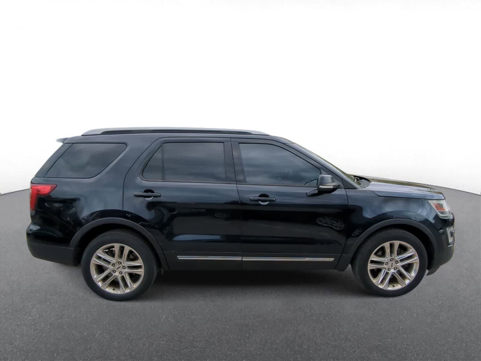 Used 2016 Ford Explorer XLT w/ Equipment Group 202A AWD/4WD image 9