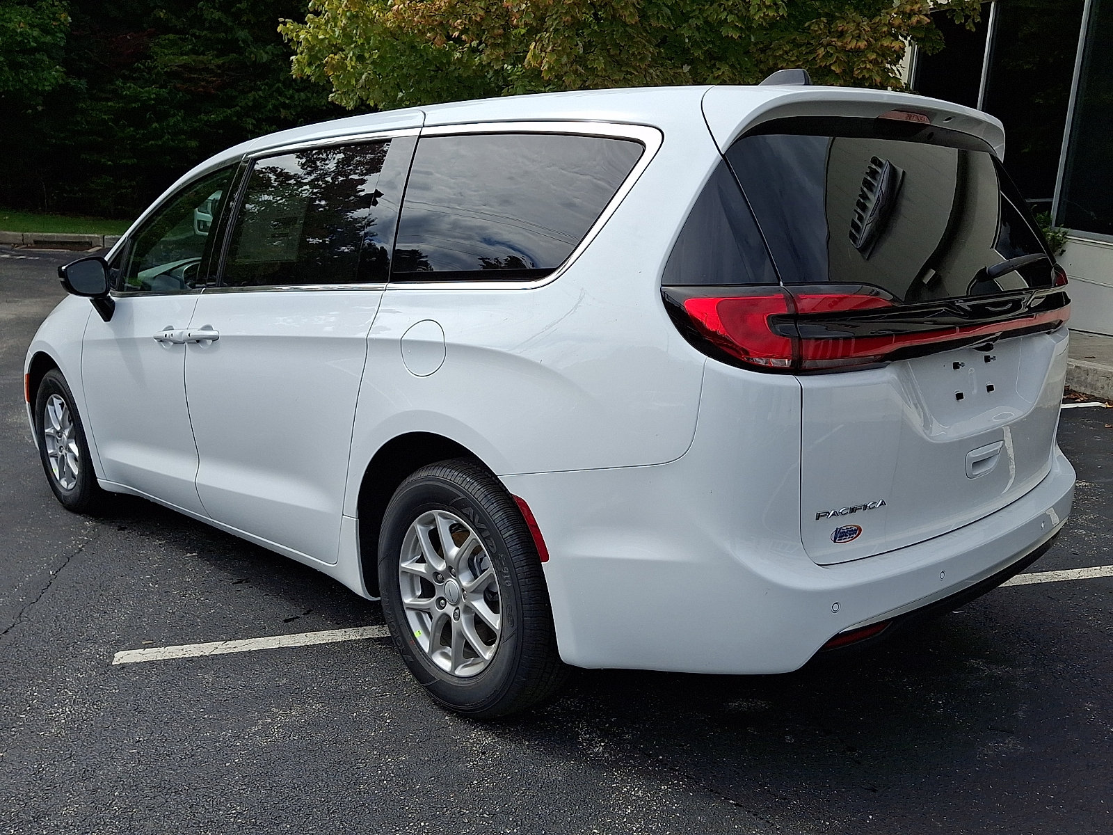 New 2027 Chrysler Pacifica Select FWD image 4
