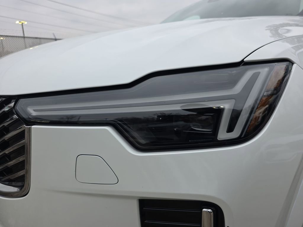 Certified 2025 Volvo XC90 B6 Plus image 36
