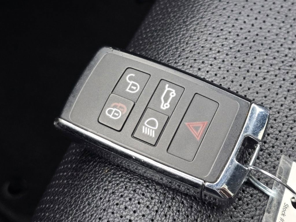 Used 2025 Jaguar F-PACE R-Dynamic S image 33