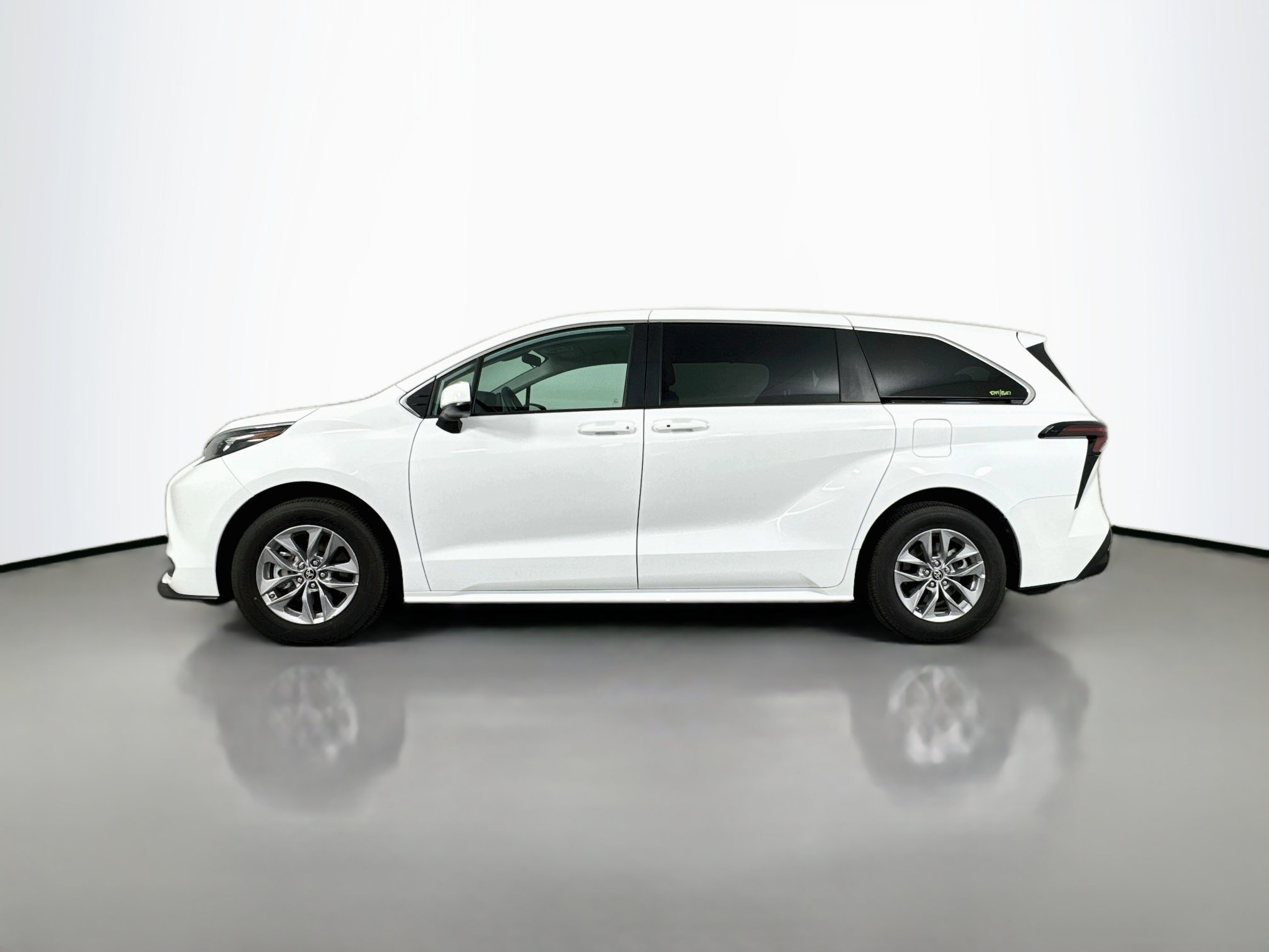 Certified 2025 Toyota Sienna LE FWD image 4