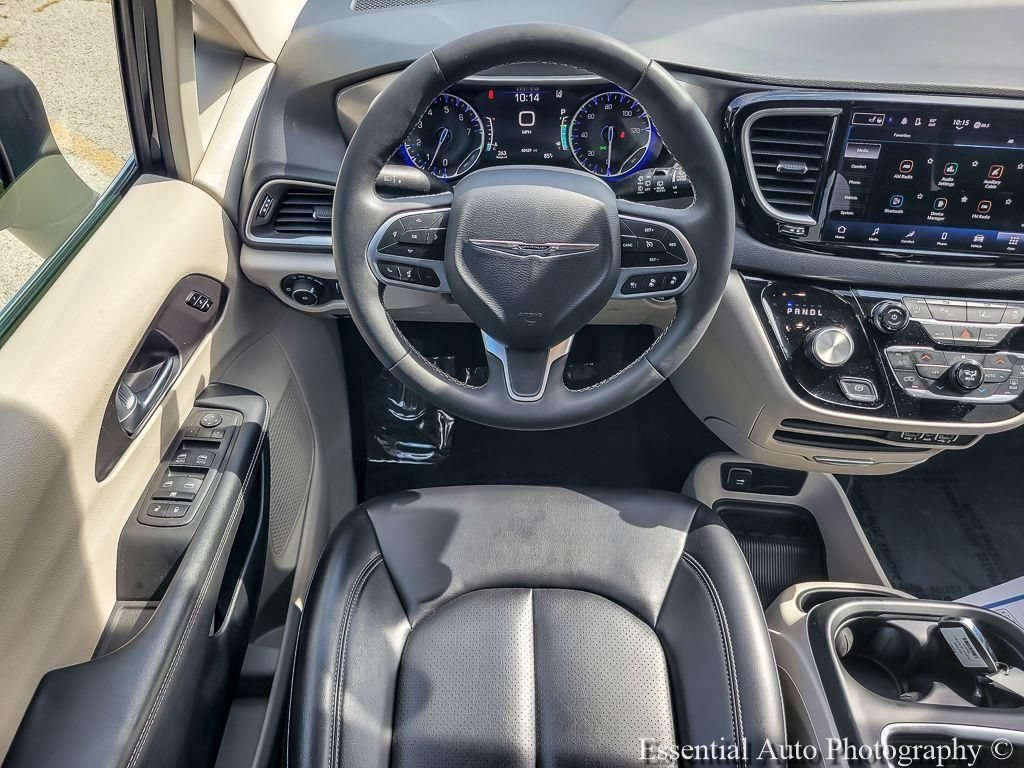Used 2023 Chrysler Pacifica Touring-L FWD image 19