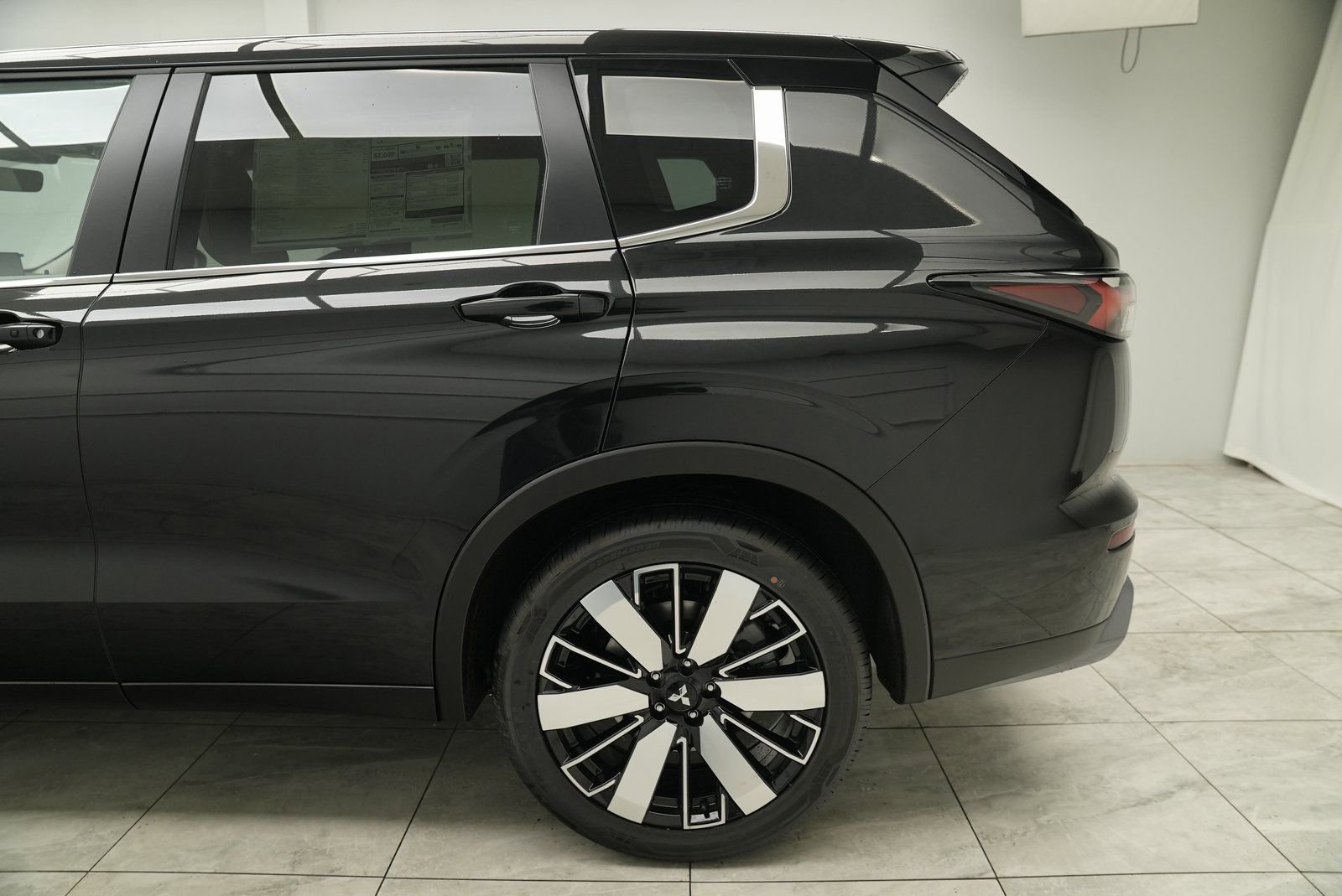Used 2025 Mitsubishi Outlander SE image 14