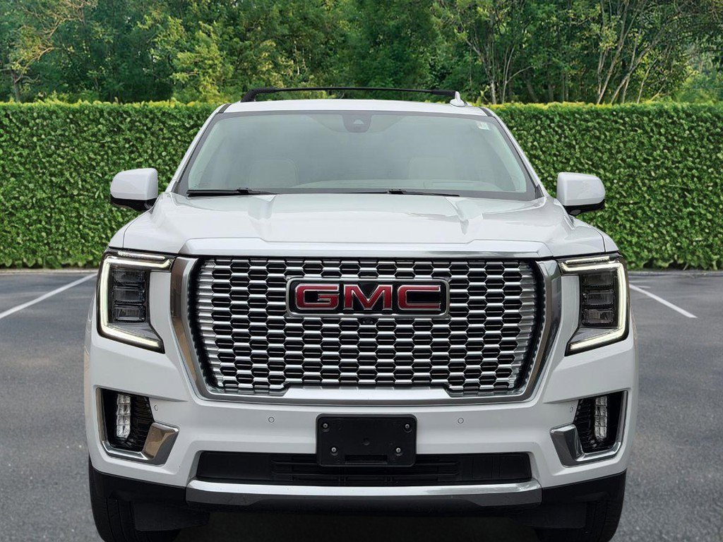 Used 2022 GMC Yukon XL Denali w/ Denali Premium Package AWD/4WD image 9