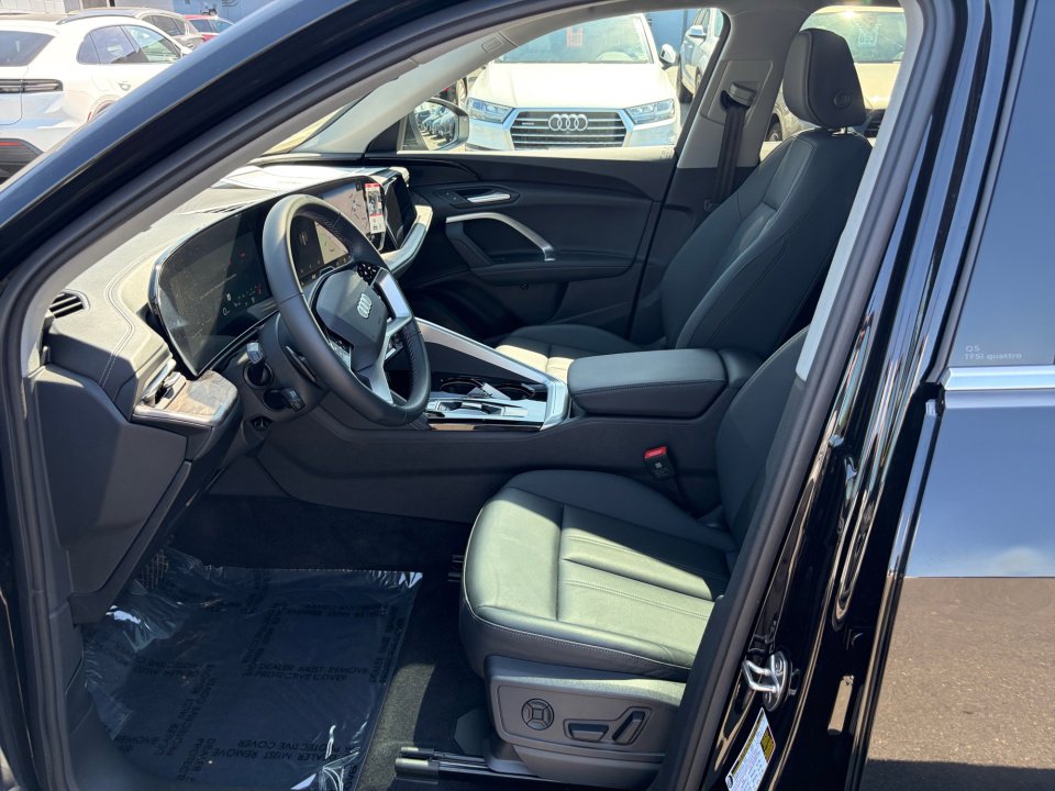 Used 2025 Audi Q5 Premium w/ Convenience Package image 30