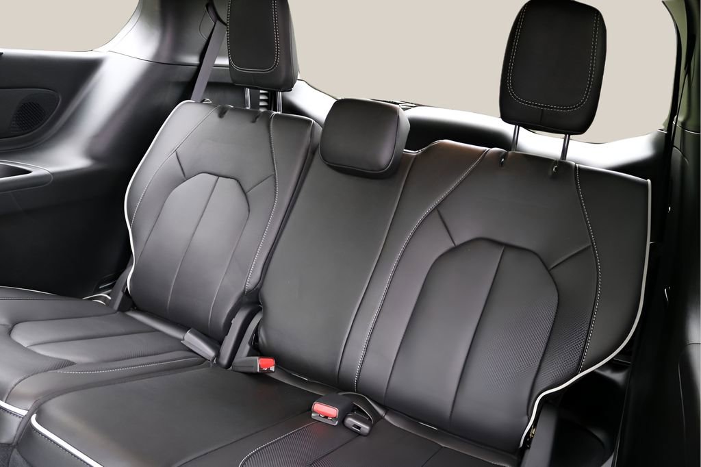 Used 2025 Chrysler Pacifica Limited FWD image 17