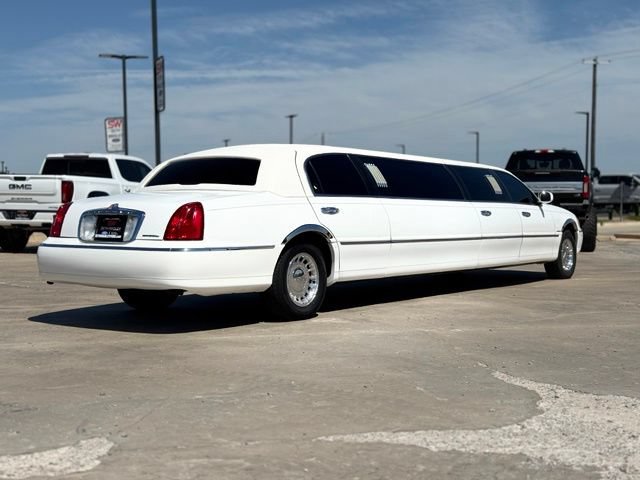 Used 2002 Lincoln Town Car Executive RWD image 2