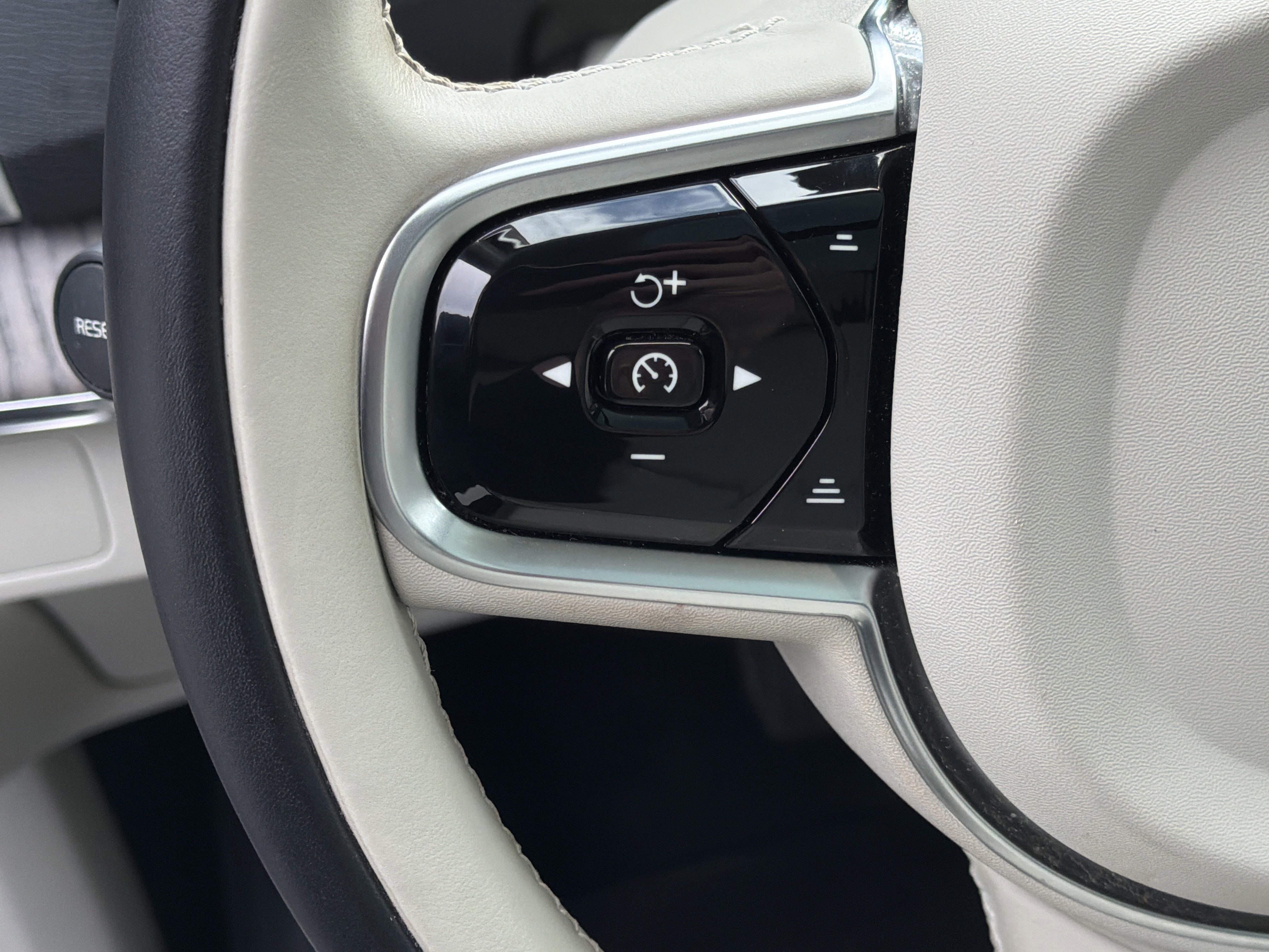 Certified 2023 Volvo XC90 B6 Core image 19