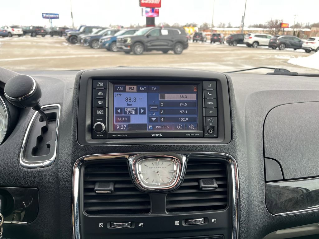 Used 2011 Chrysler Town & Country Limited image 26