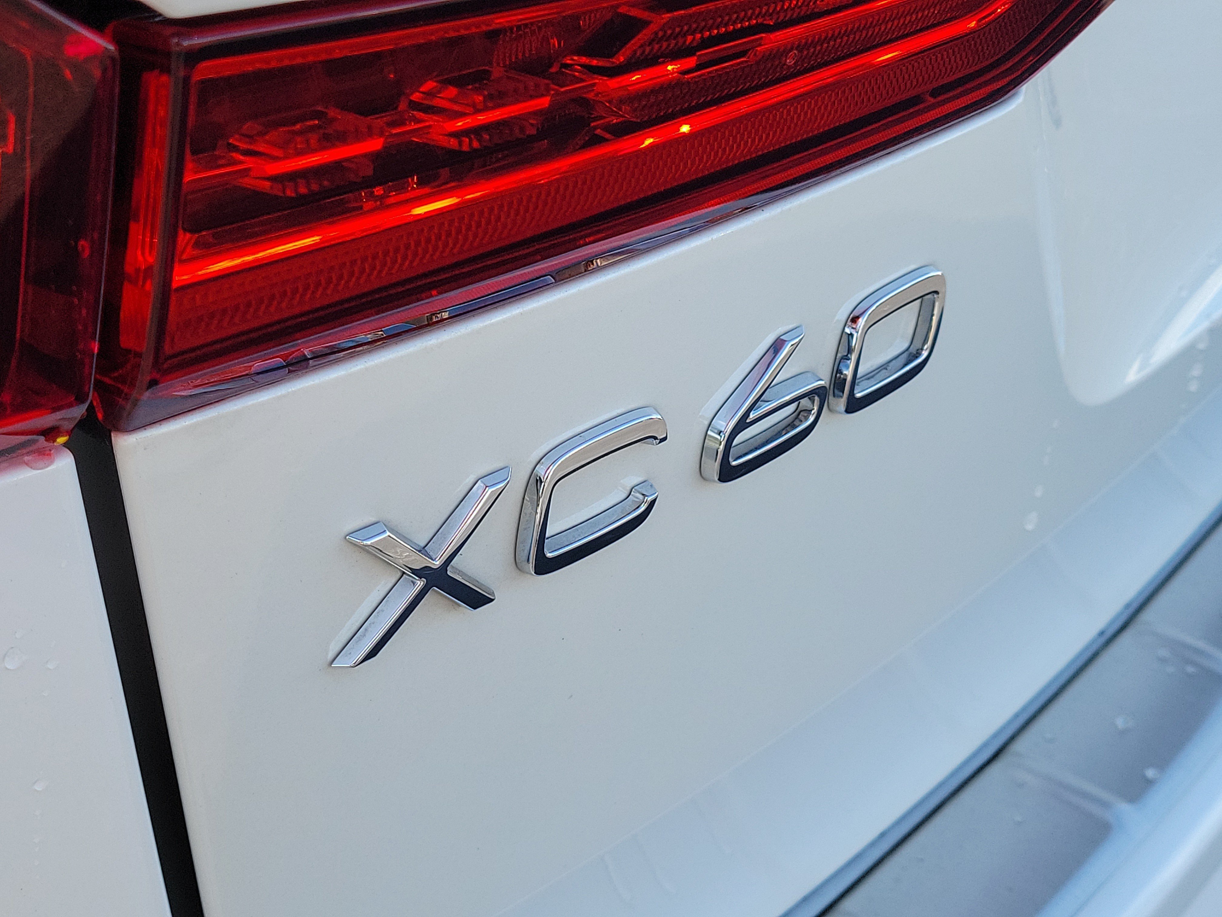 Used 2022 Volvo XC60 B5 R-Design w/ Protection Package Premier FWD image 5