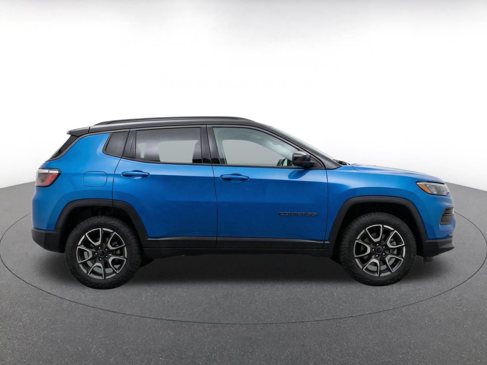 Used 2025 Jeep Compass Trailhawk AWD/4WD image 10
