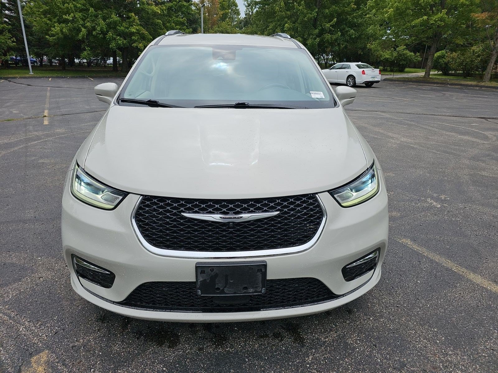 Used 2021 Chrysler Pacifica Touring-L w/ Uconnect Theater Family Group FWD image 9