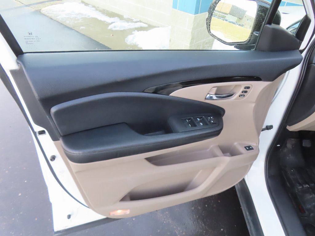 Used 2017 Honda Pilot Touring image 30