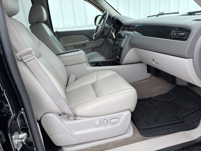 Used 2013 Chevrolet Avalanche LT image 29